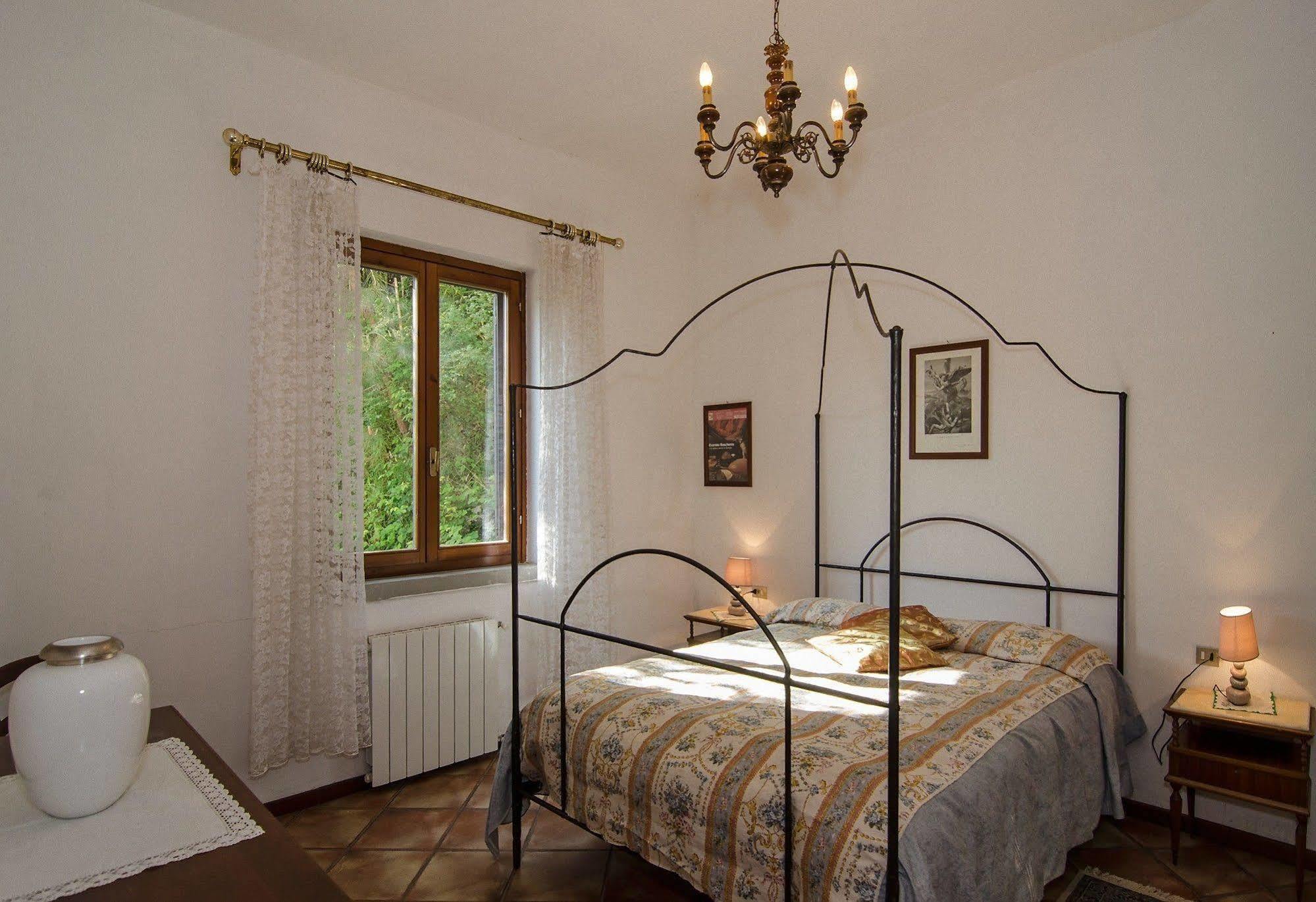 Podere"Sulle Soglie Del Bosco" Appartament And Rooms เปสเชีย ภายนอก รูปภาพ