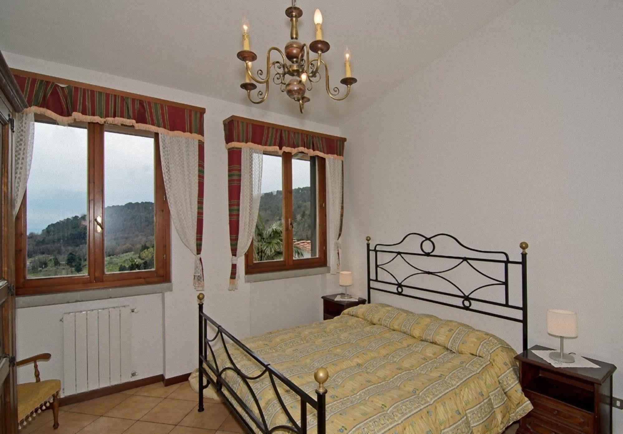 Podere"Sulle Soglie Del Bosco" Appartament And Rooms เปสเชีย ภายนอก รูปภาพ